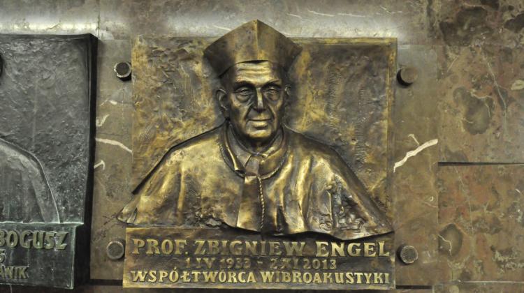 Odsłonięta tablica pamięci prof Engela w holu budynku D-1 AGH. Fot. Zbigniew Sulima - Biuletyn AGH