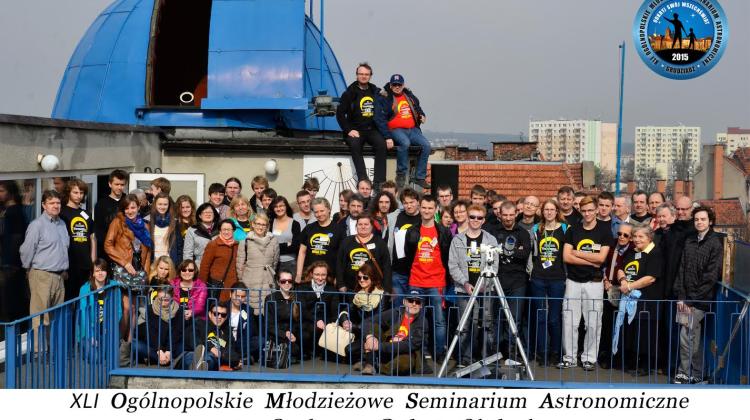 Zbiorowe zdjęcie uczestników finału XLI Ogólnopolskiego Młodzieżowego Seminarium Astronomicznego (OMSA 2015). Źródło: Planetarium i Obserwatorium Astronomicznego w Grudziądzu