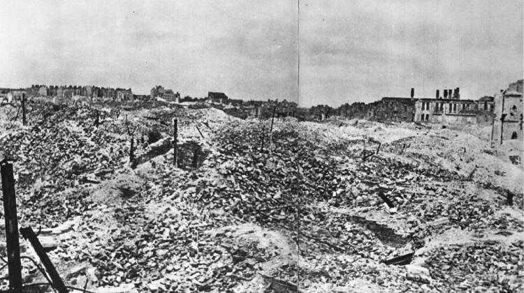 Po upadku powstania w getcie Niemcy niszczyli wszystkie pozostałe domy i wyrównywali teren. Nz. Ruiny getta warszawskiego. Fot. PAP/CAF