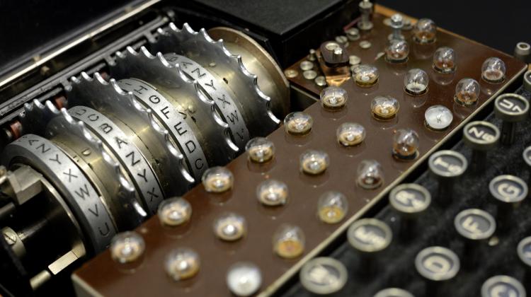 Foto: Oryginalny egzemplarz niemieckiej maszyny szyfrującej "Enigma" z czasów II wojny światowej. PAP/Jacek Turczyk